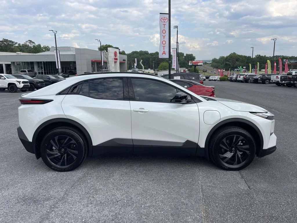 New 2026 Wind Chill Pearl Toyota SE image 2