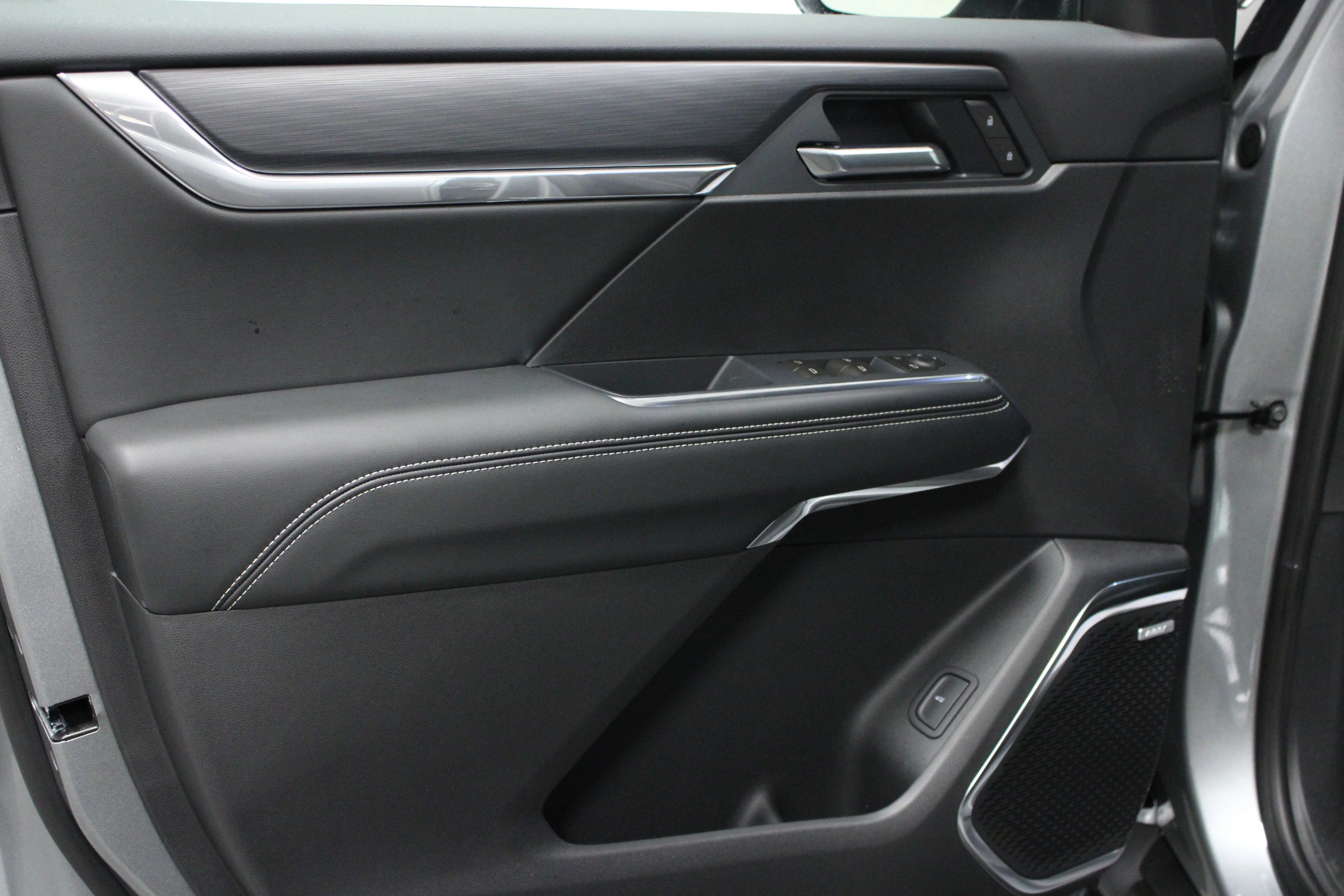 New 2026 Sterling Metallic GMC Elevation image 11