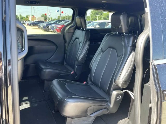 Used 2025 Black Chrysler Select image 8