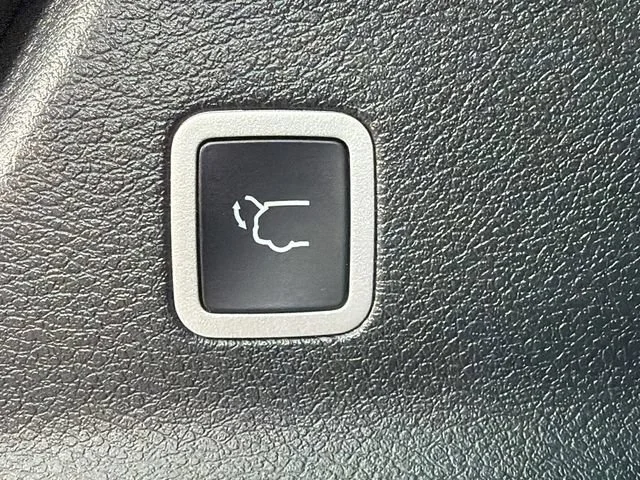 Used 2024 White Chrysler Limited image 18