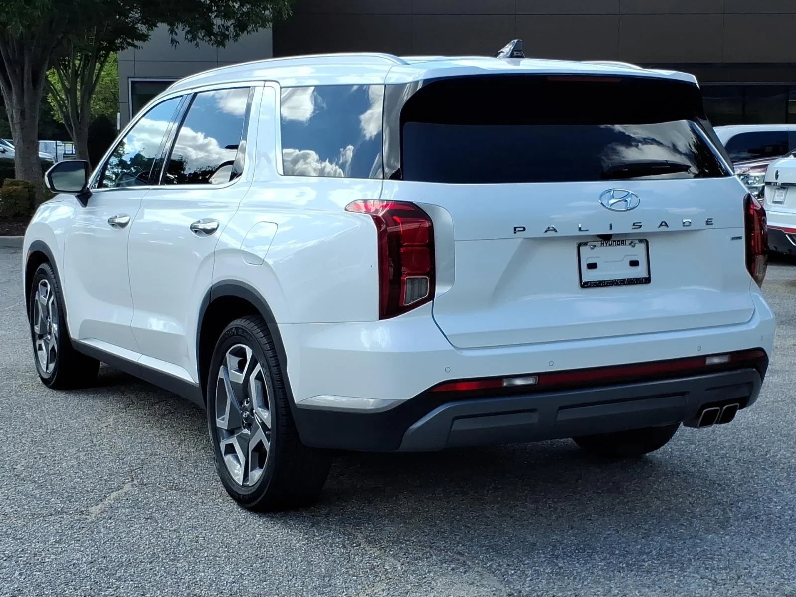 Used 2024 Hyper White Hyundai SEL 7P image 10