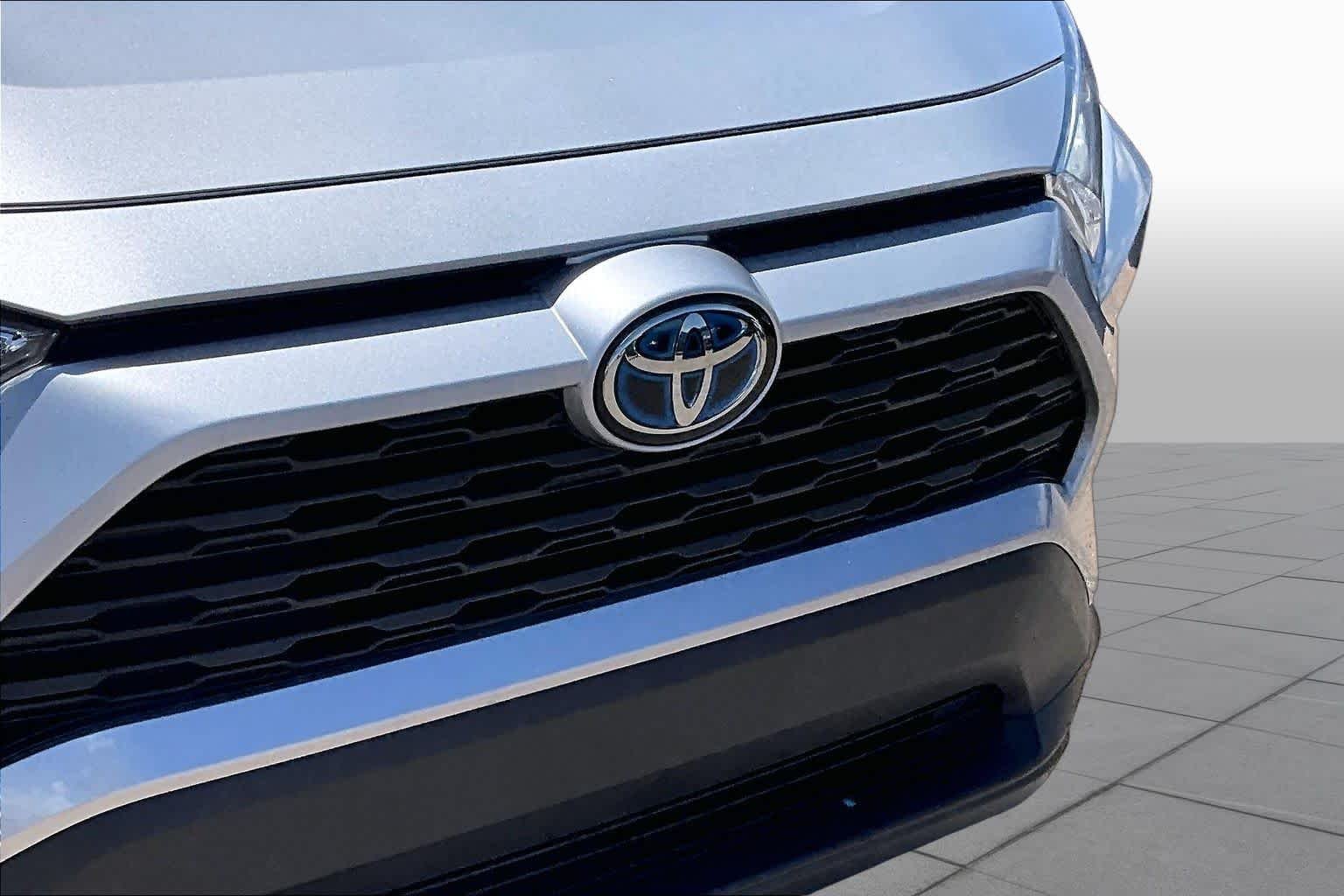 Used 2020 Silver Sky Metallic Toyota Hybrid XLE image 27