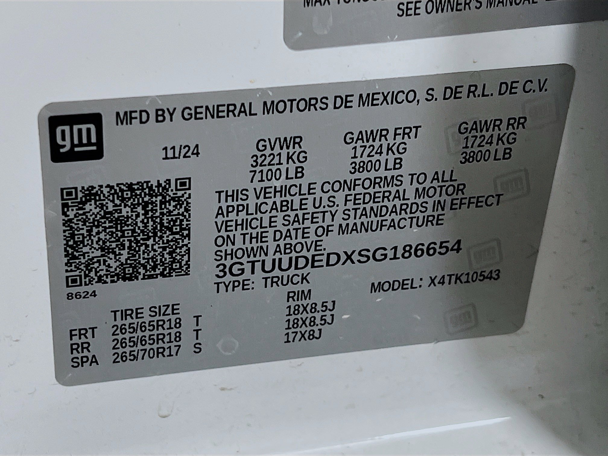 Used 2025 Summit White GMC SLT image 30