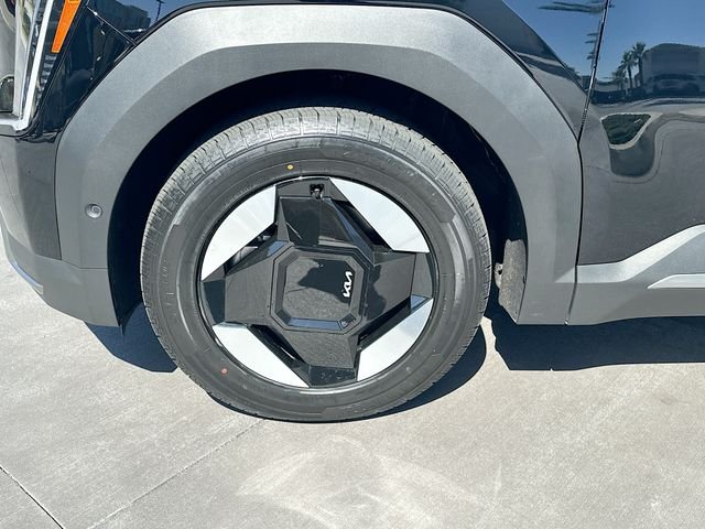 Certified Used 2026 Ebony Black Kia Wind image 33