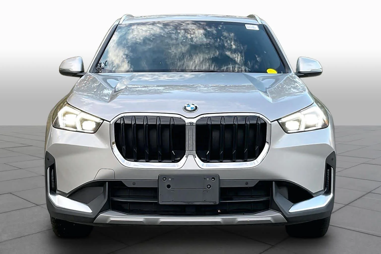 Used 2023 Space Silver Metallic BMW xDrive28i image 3