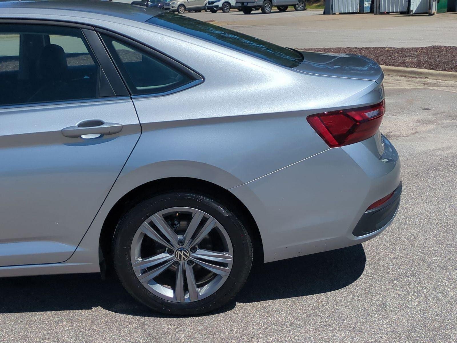 Used 2023  Volkswagen SE image 11