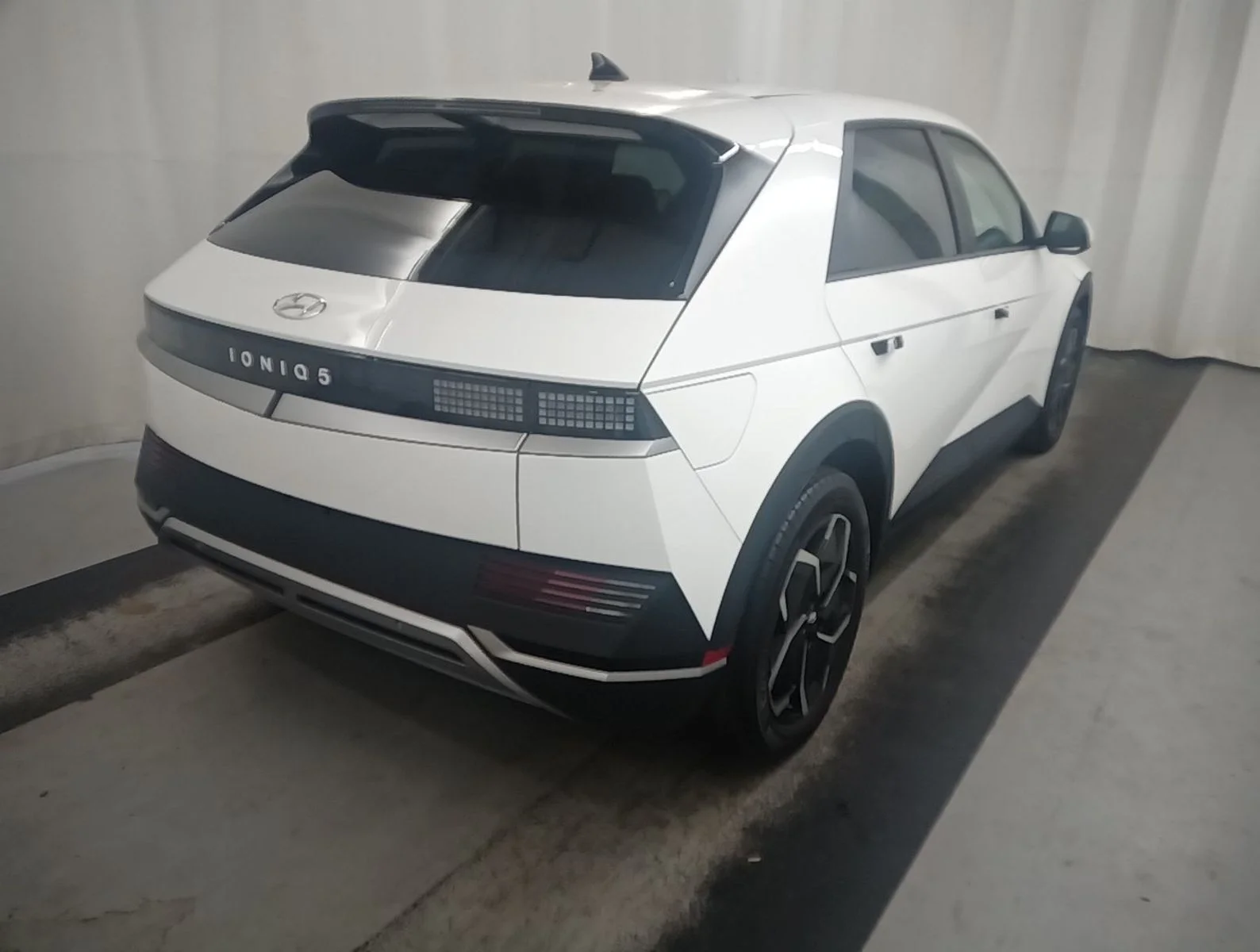 Used 2024 White Hyundai SEL image 3