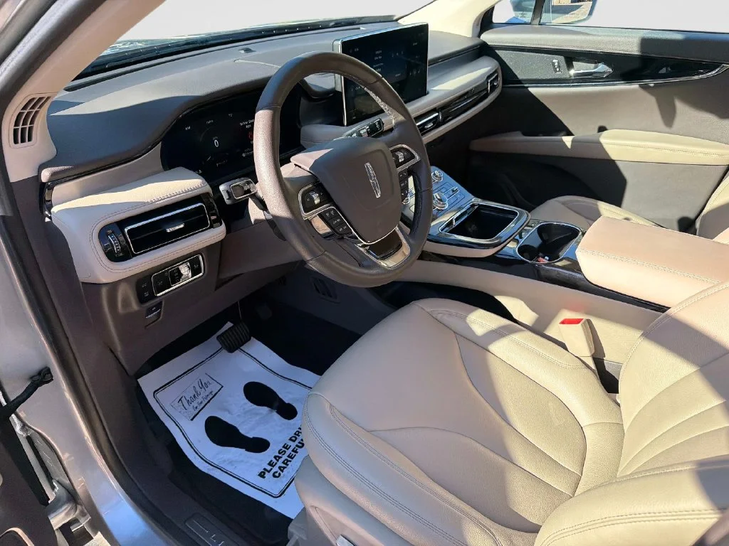 Used 2023 Silver Lincoln Standard image 22