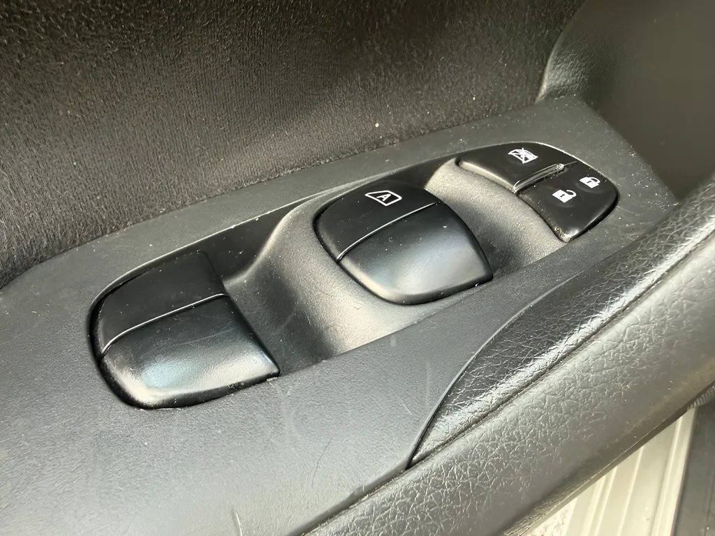 Used 2015 Brilliant Silver Nissan 2.5 S image 24