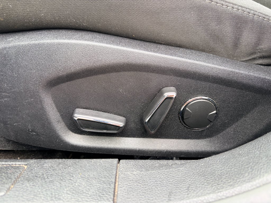 Used 2018 Magnetic Metallic Ford SE image 18
