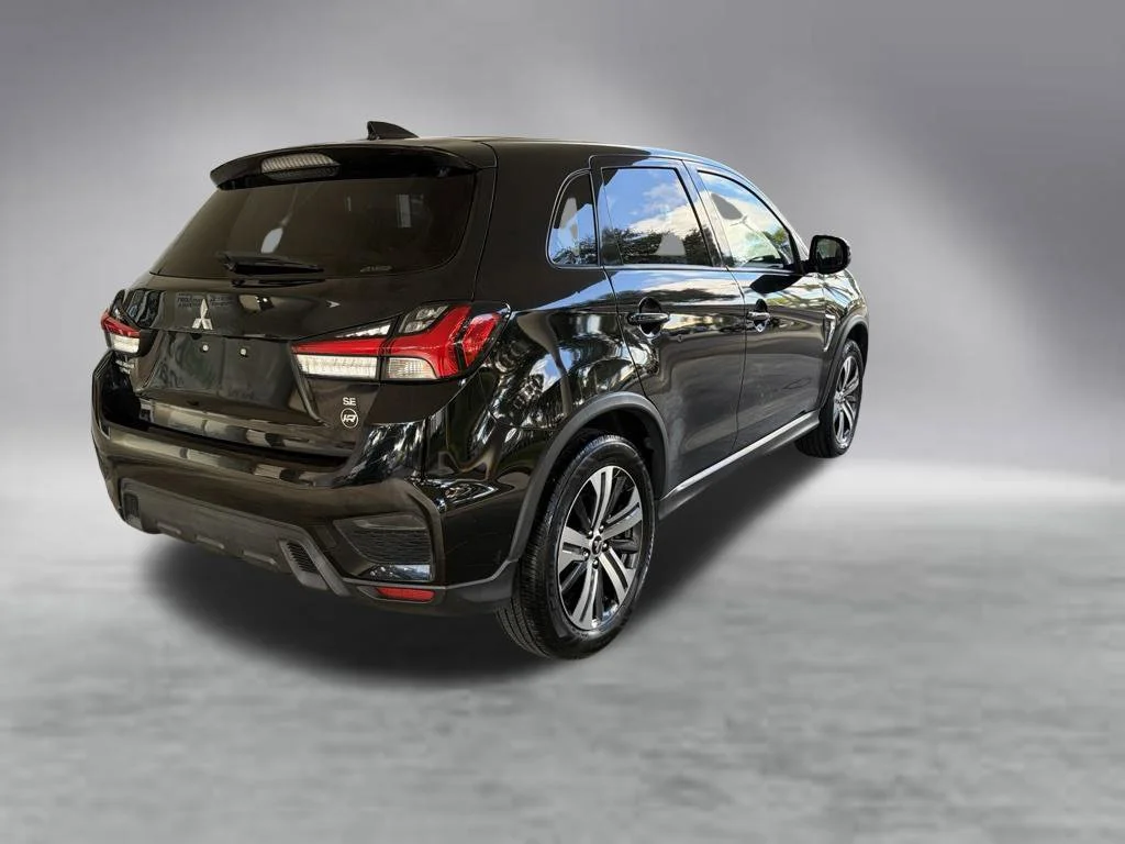 Used 2020 Black Mitsubishi  image 4