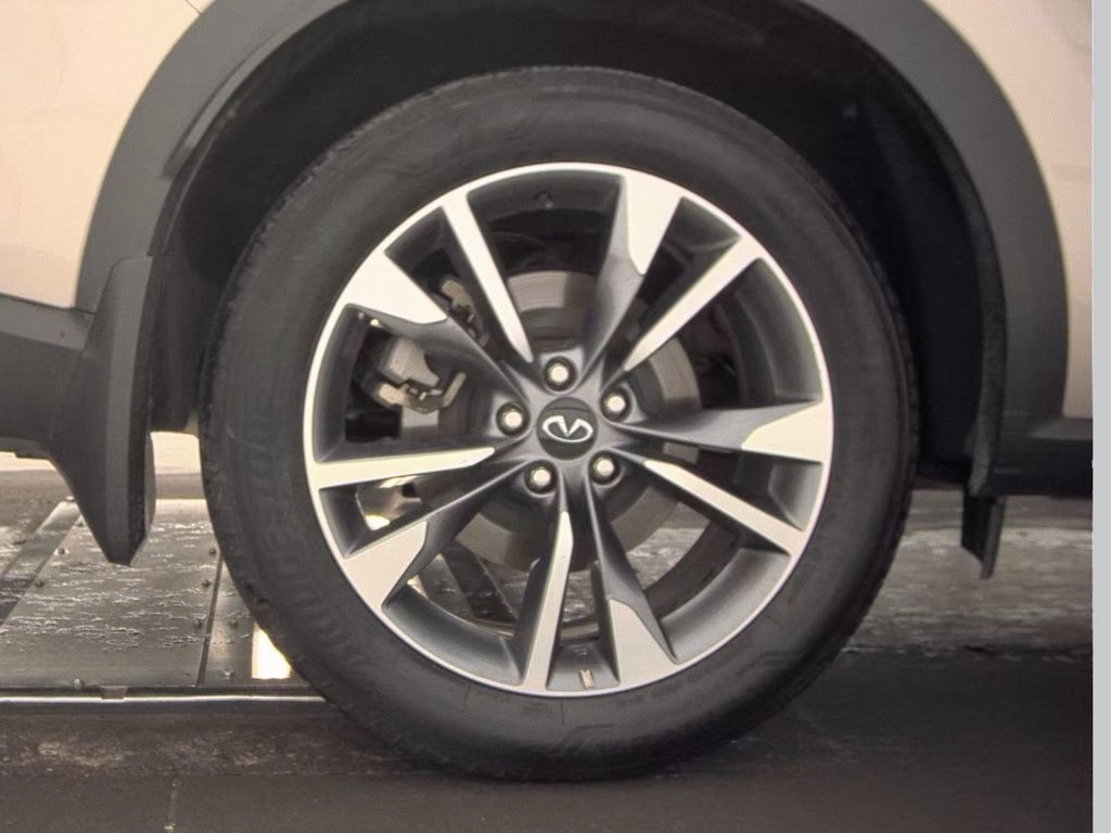 Used 2024 Silver INFINITI LUXE image 16