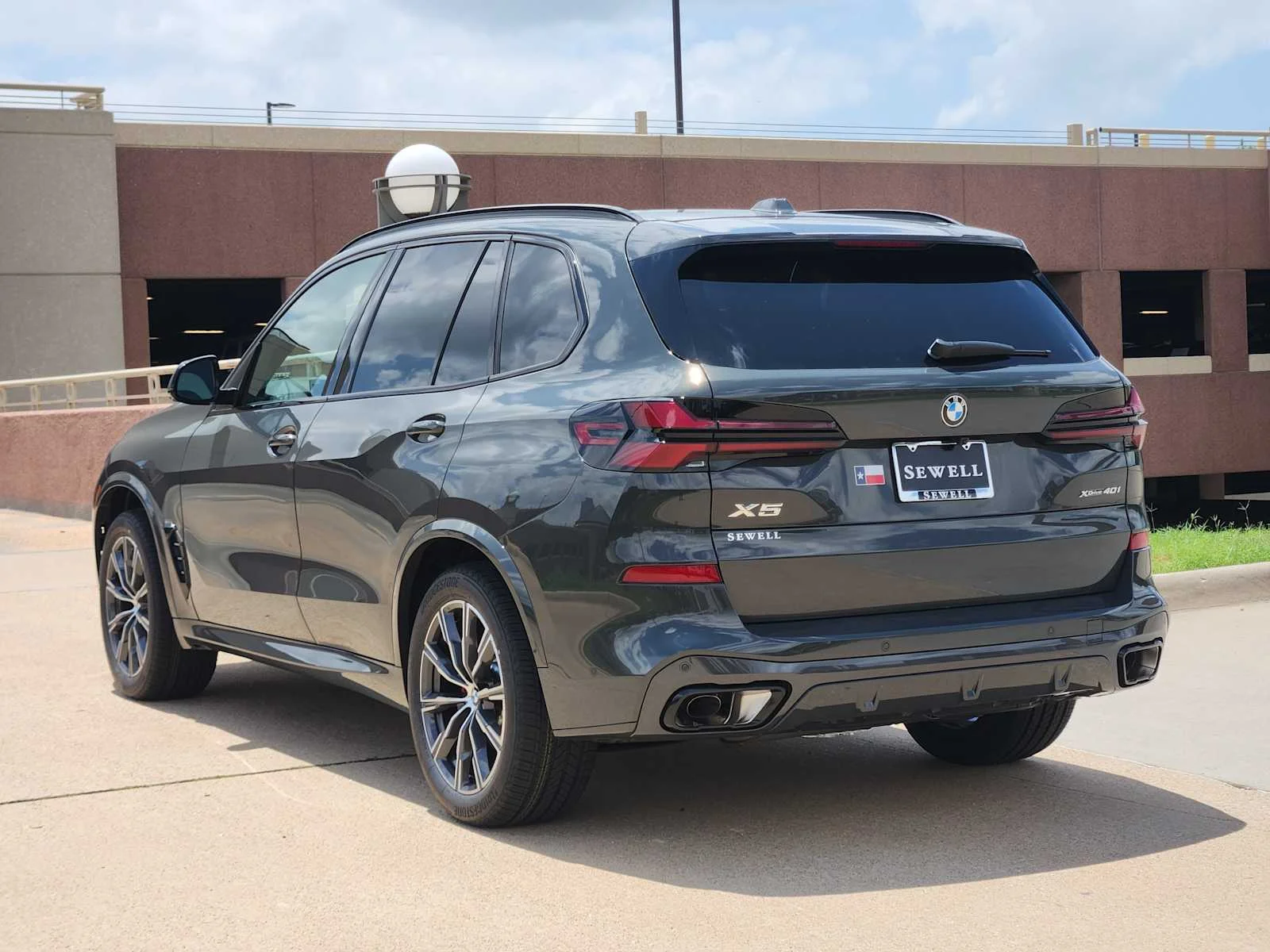 New 2026 Dravit Grey Metallic BMW xDrive40i image 3