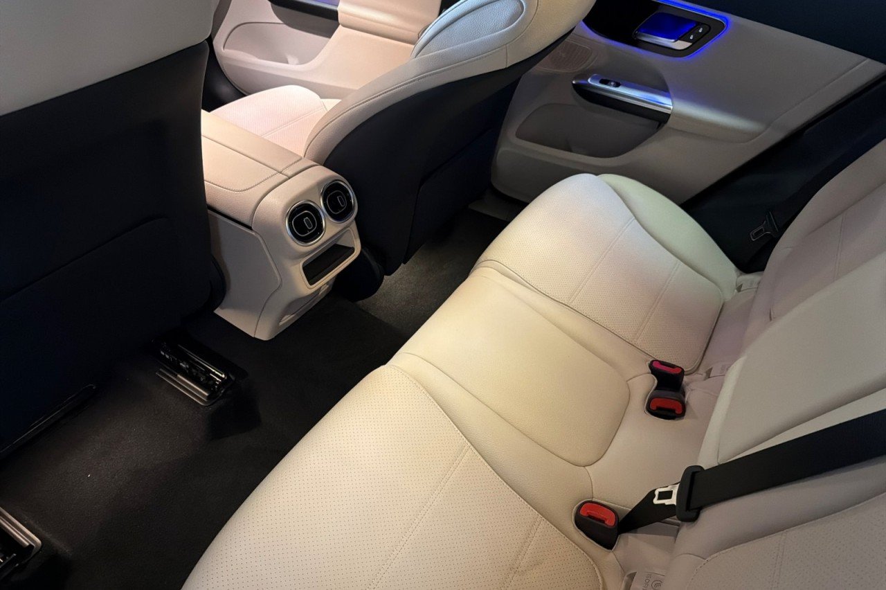 New 2026 Polar White Mercedes-Benz GLC 300 SUV image 11