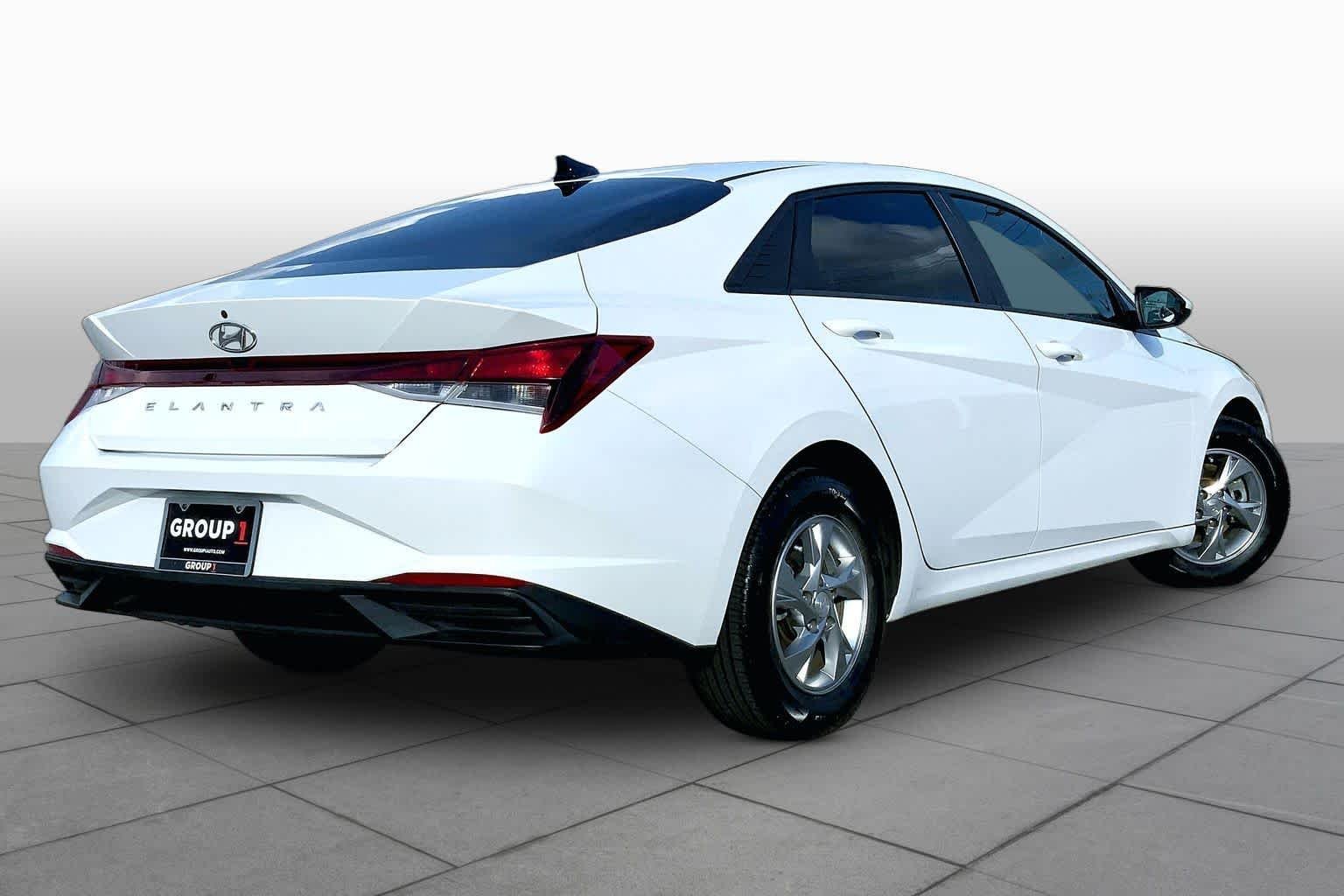 Used 2021 Quartz White Hyundai SE image 13