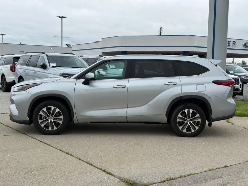 Used 2022 Celestial Silver Metallic Toyota XLE AWD (Natl) image 2