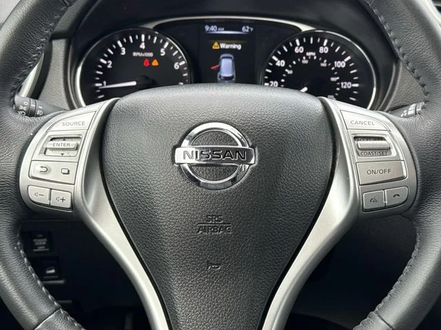 Used 2015 Red Nissan SL image 17