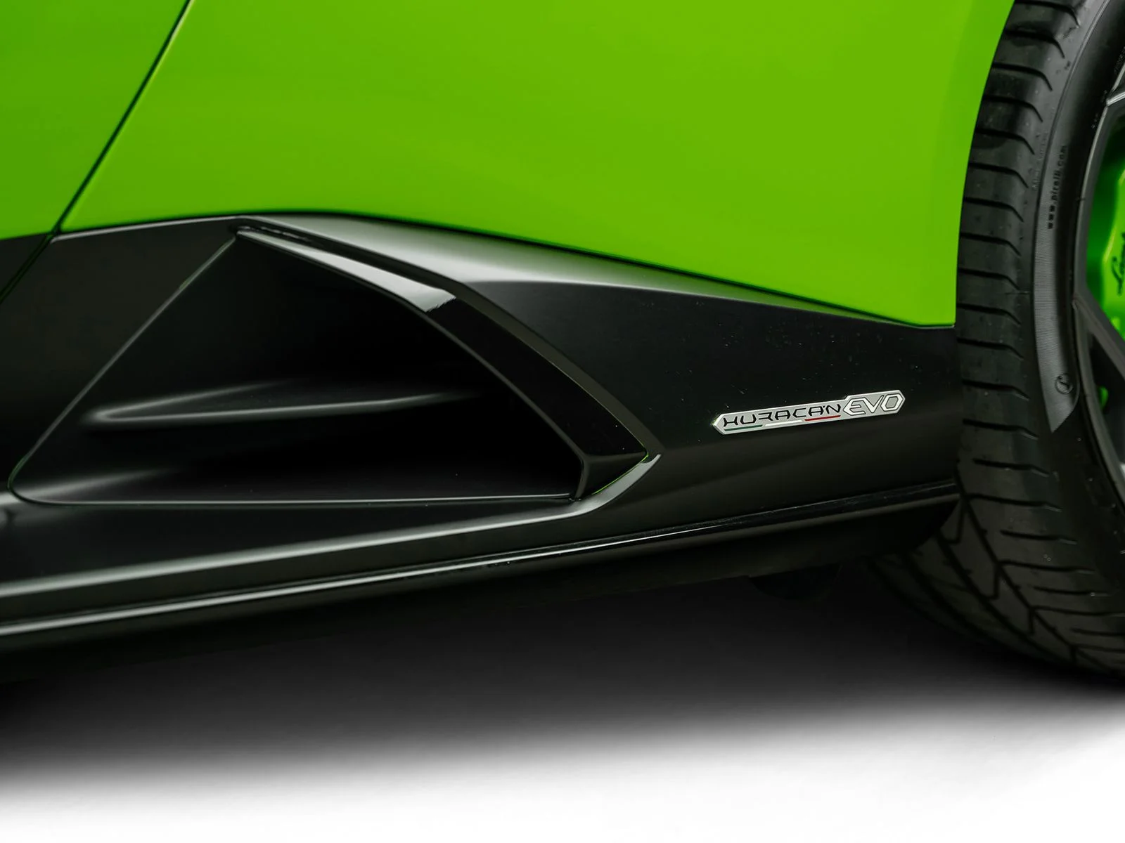 Used 2024 Green Lamborghini Base image 29