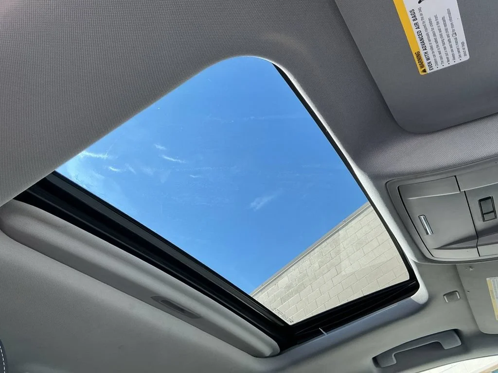 Used 2017 IRIDESCENT PEARL TRICOAT Chevrolet LTZ image 12