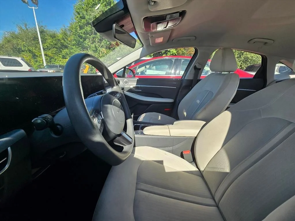 Used 2024 Silver Hyundai SEL image 4