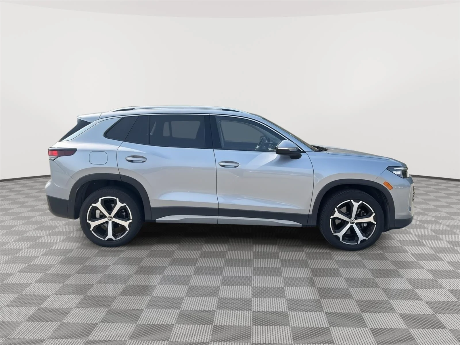 Certified Used 2025 SILVER Volkswagen SE image 5