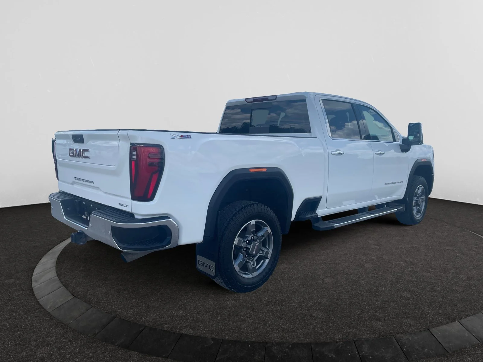 Used 2025 White GMC SLT Crew Leather 5th Wheel Prep Package image 5