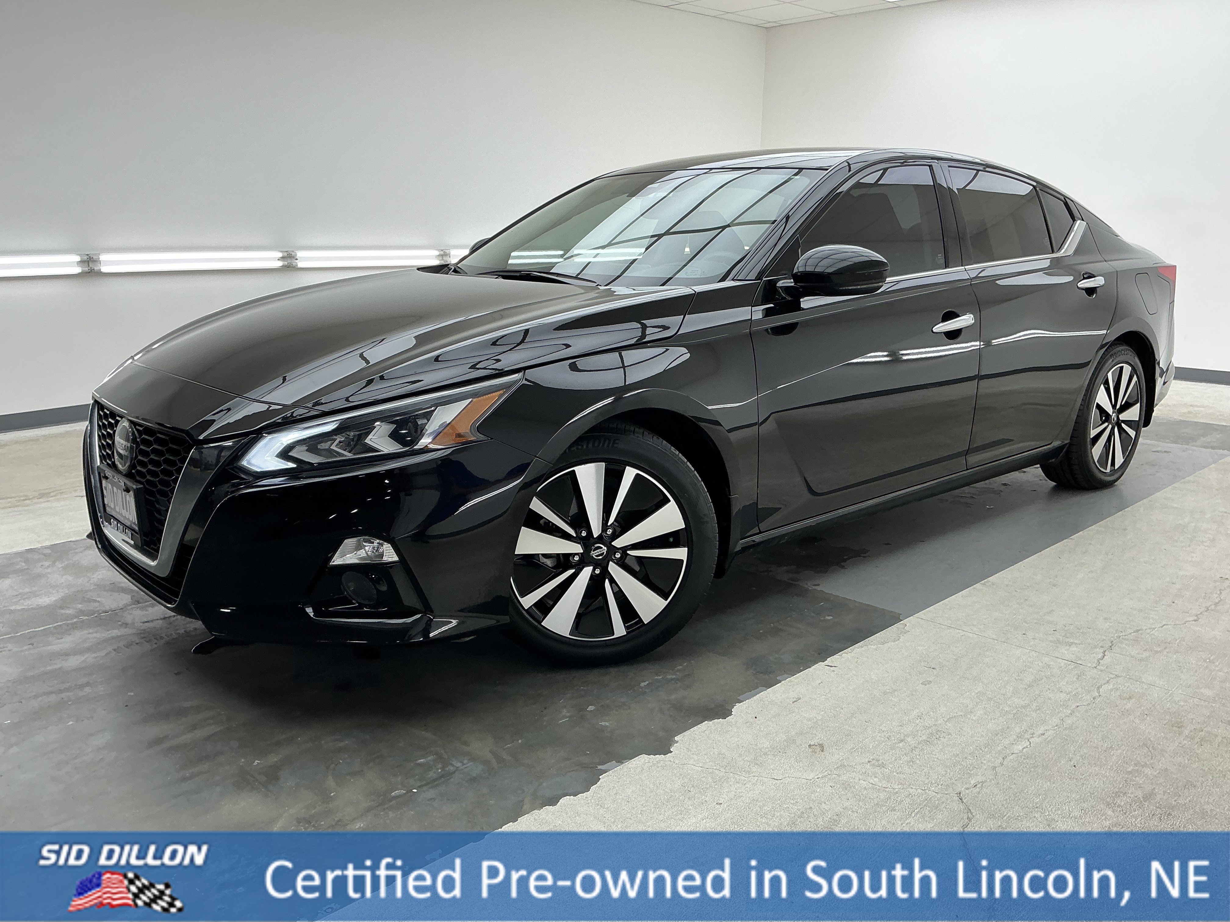 Used 2019 Super Black Nissan 2.5 SL image 1