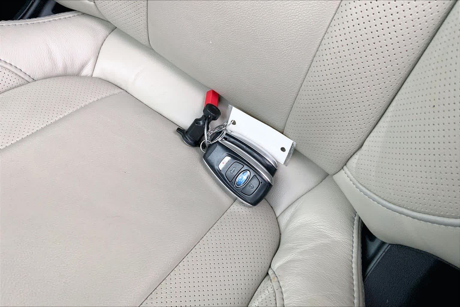 Used 2022 Crystal White Pearl Subaru Limited image 14