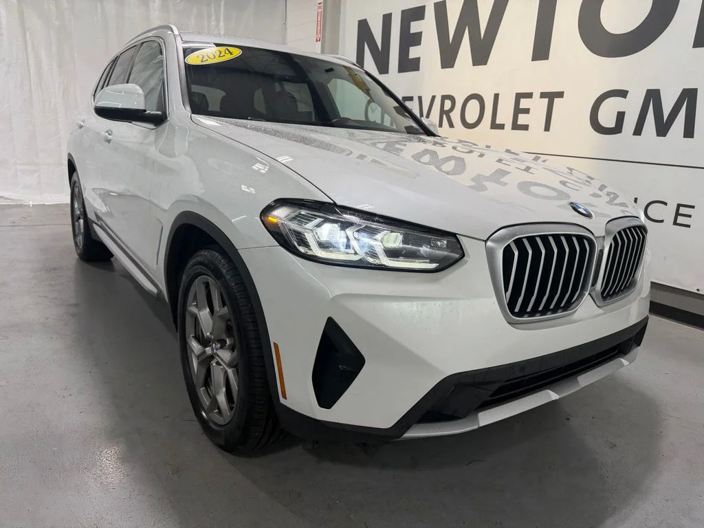 Used 2024 White BMW sDrive30i image 39