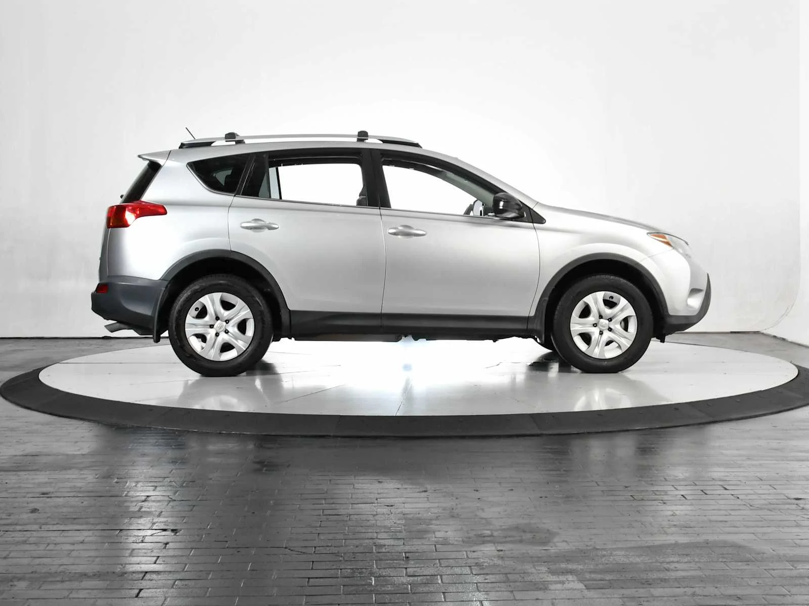 Used 2015 Classic Silver Metallic Toyota LE image 7