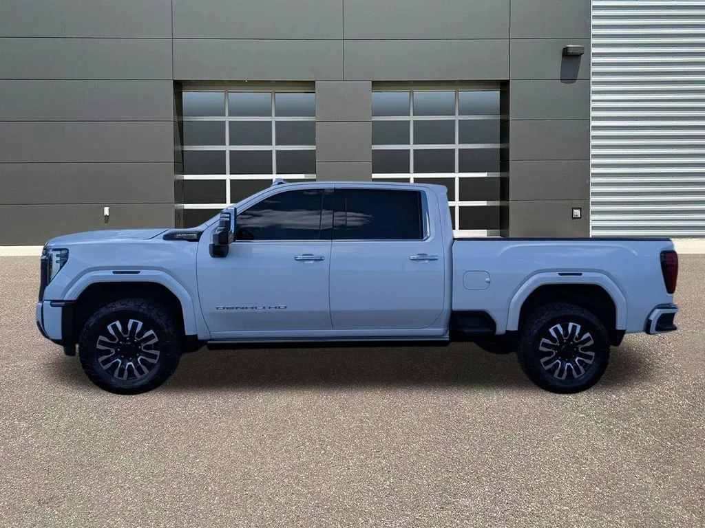 Used 2024 White Frost Tricoat GMC Denali Ultimate image 9