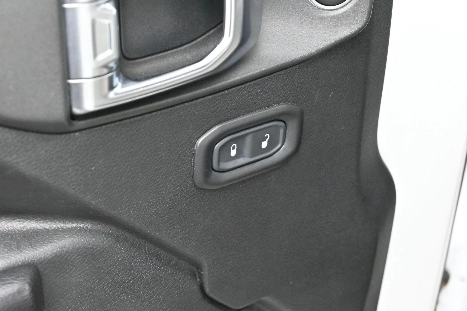 Used 2020 Bright White Clearcoat Jeep Sport S image 11