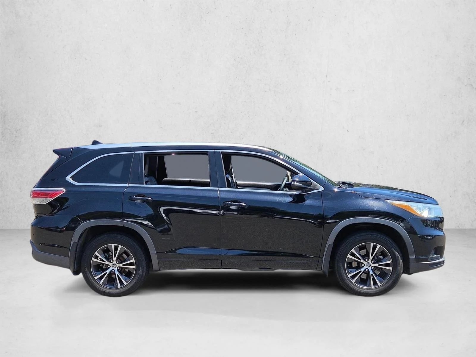 Used 2016 Midnight Black Metallic Toyota XLE image 4