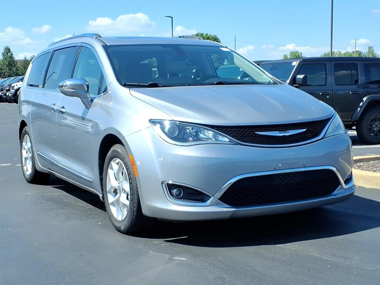 Used 2019 Billet Silver Metallic Clearcoat Chrysler Limited image 40