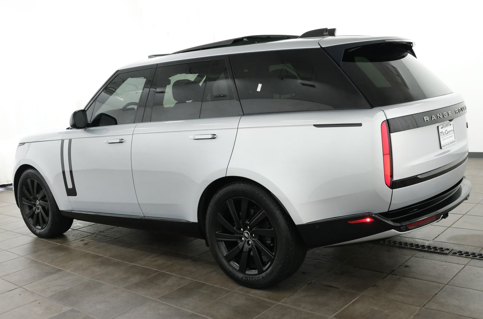 Used 2023 Silver Land Rover SE image 3