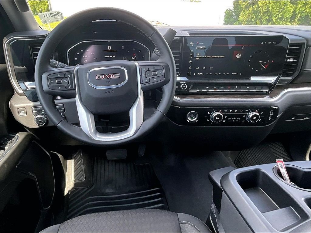 Used 2024 White GMC Elevation image 17