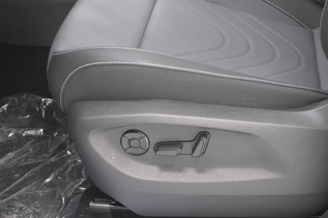 New 2027 Opal White Pearl Volkswagen SE R-Line Black image 18