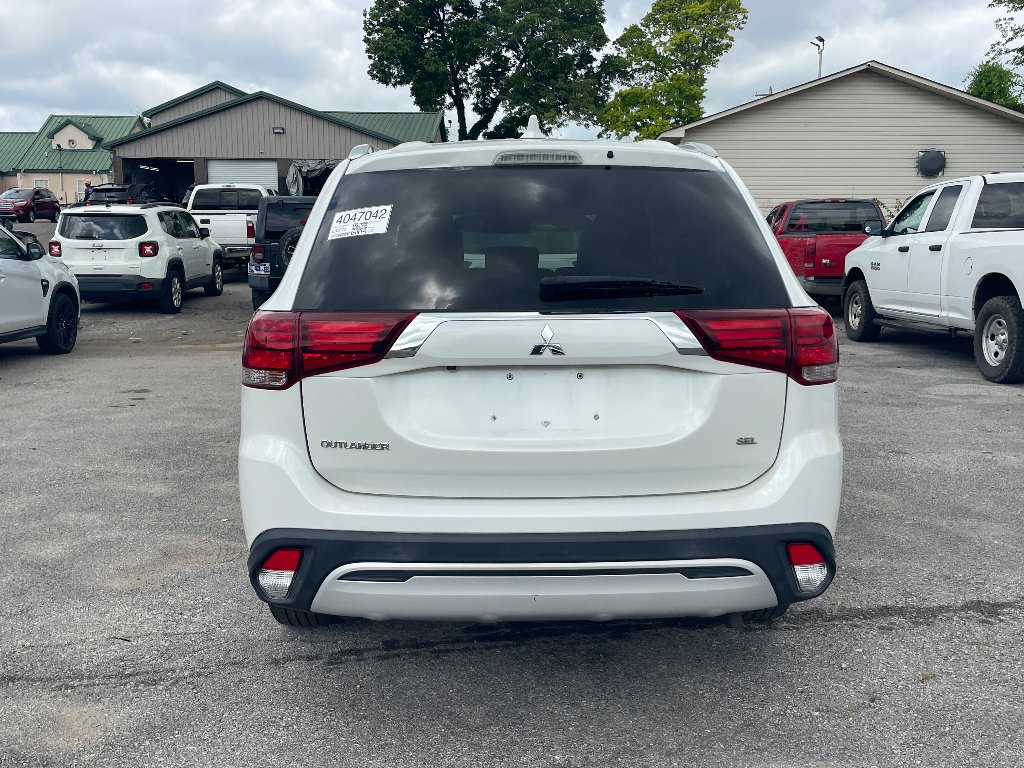 Used 2020 Pearl White Mitsubishi SE image 5