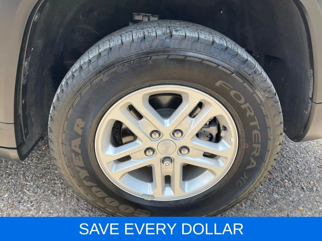 Used 2025 White Jeep Laredo image 22