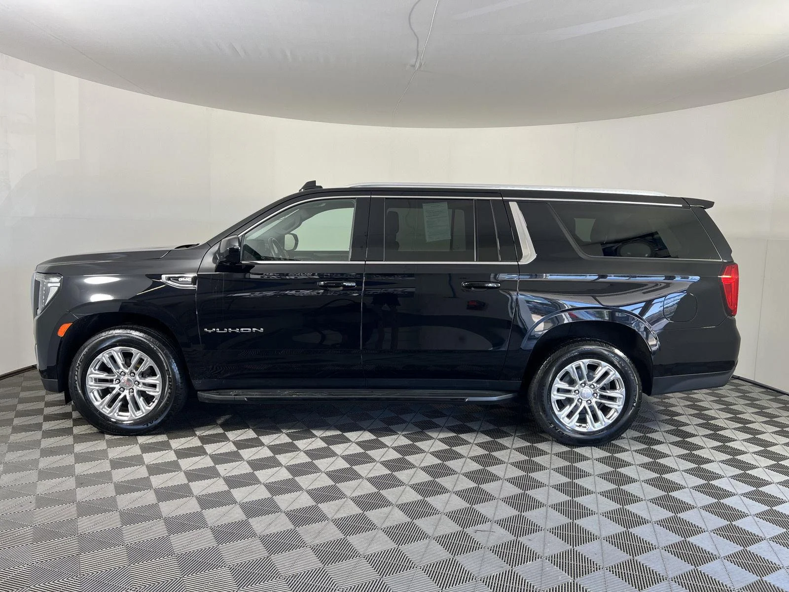 Used 2022 Onyx Black GMC SLE image 28