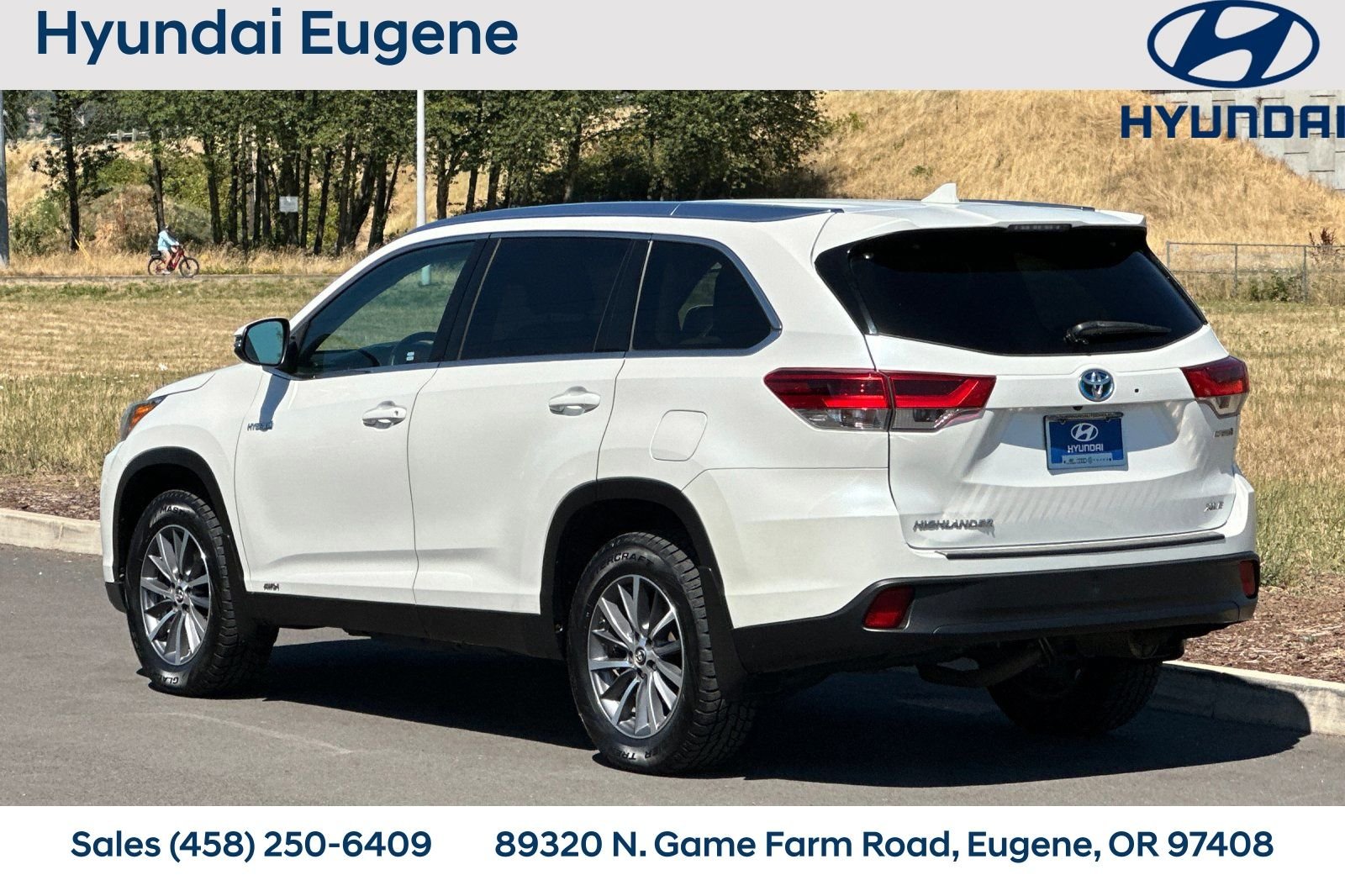 Used 2019 White Toyota XLE image 6