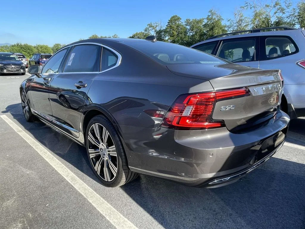 Used 2023 Platinum Grey Metallic Volvo Ultimate image 3