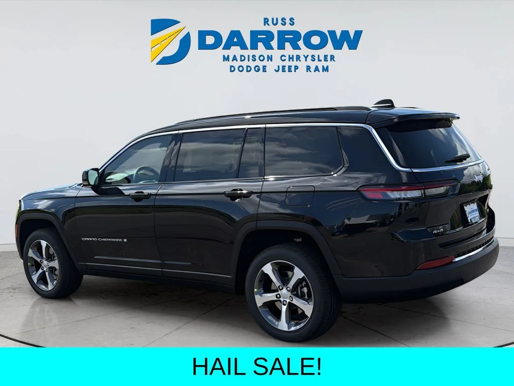 New 2025 Diamond Black Crystal Pearl-Coat Exterior Paint Jeep Limited image 3