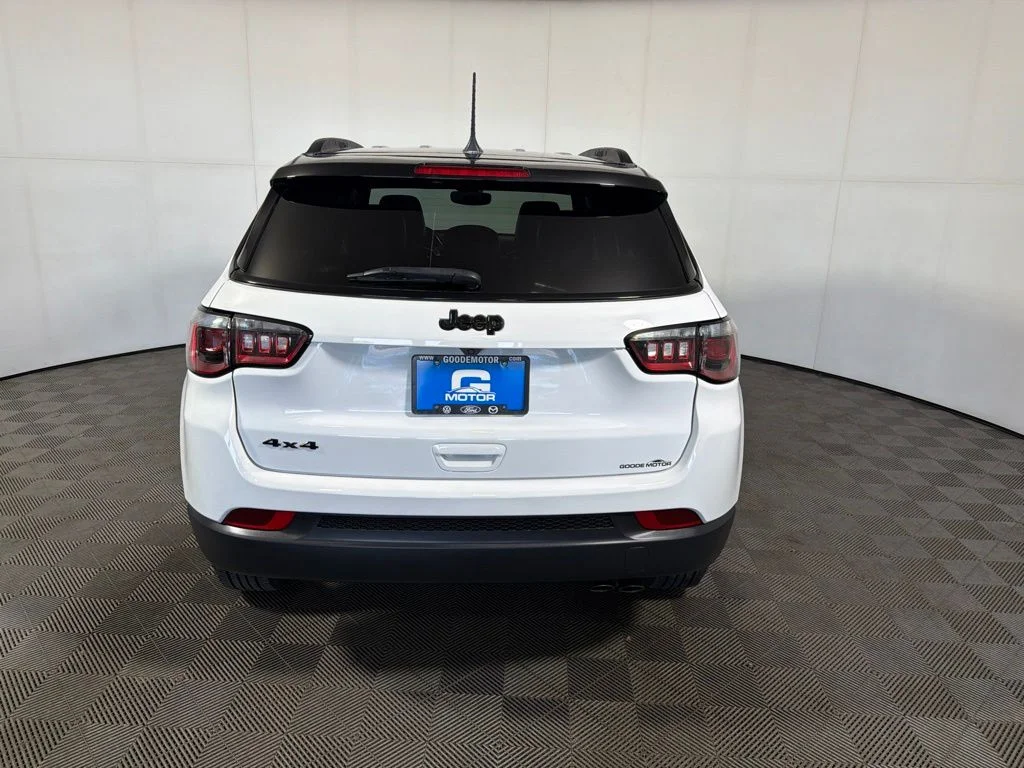 Used 2022 White Jeep Latitude image 6