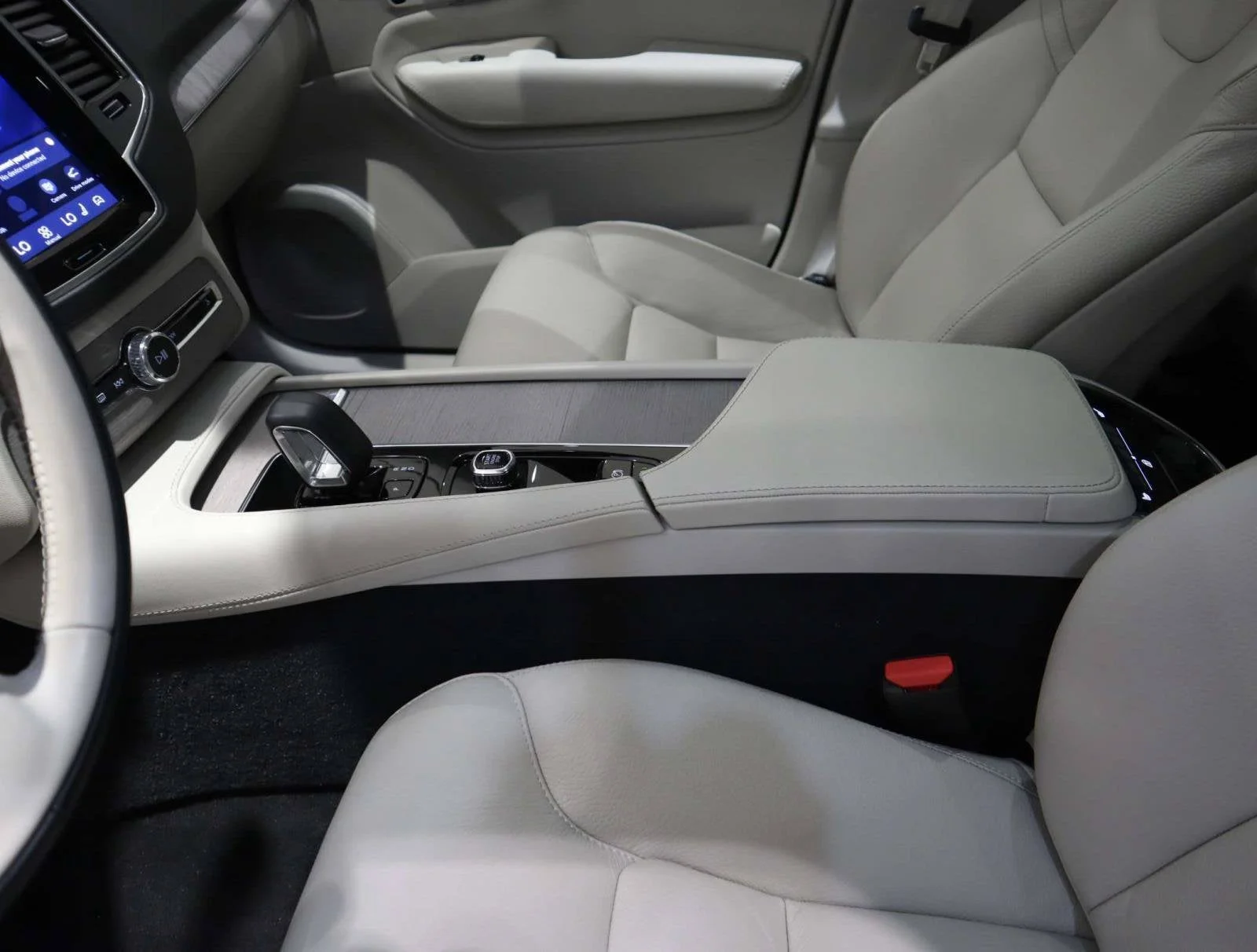 Used 2025 White Volvo Plus image 40