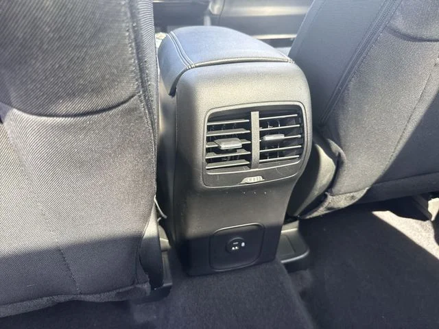 Used 2022 Oxford White Ford SE image 24