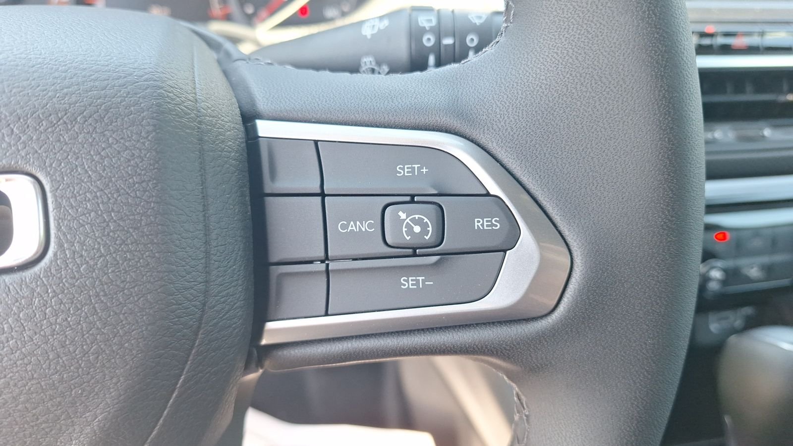 New 2026 Bright White Clear-Coat Exterior Paint Jeep Latitude image 19