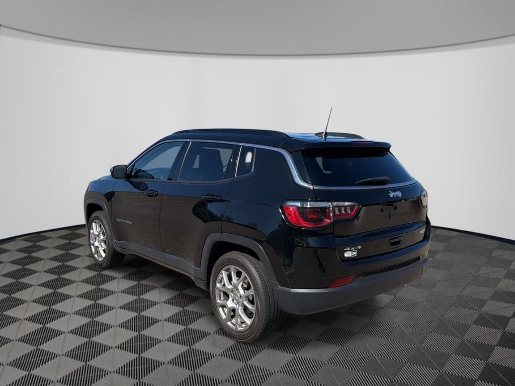 Used 2022 Black Jeep Latitude Lux image 3