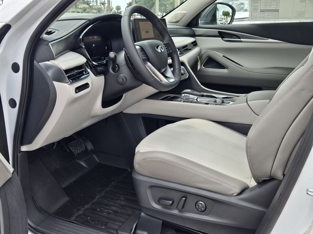 New 2027 RADIANT WHITE INFINITI Luxe FWD image 13