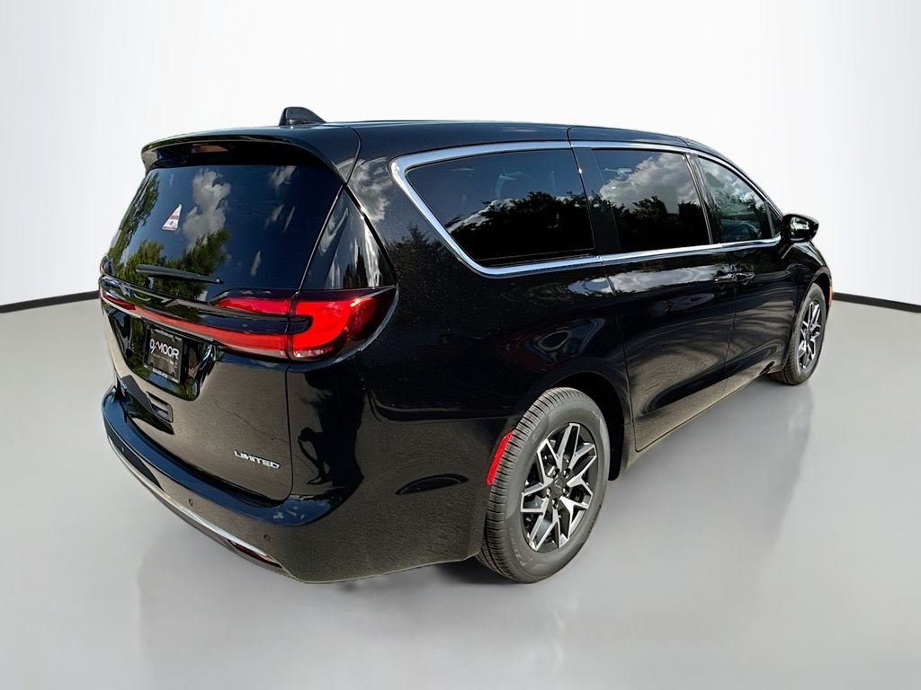 New 2027 Diamond Black Crystal Pearl-Coat Exterior Paint Chrysler Limited image 4